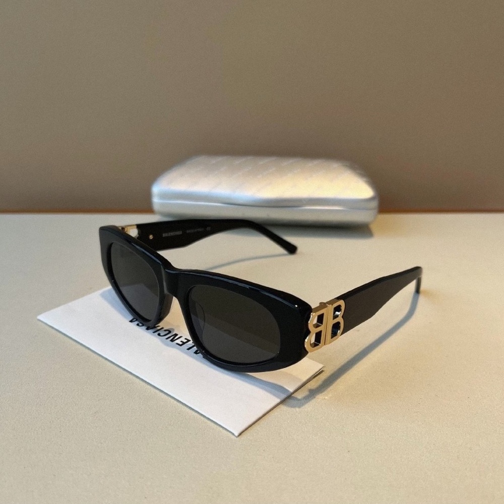 Elegant Black Sunglasses with Gold Detail